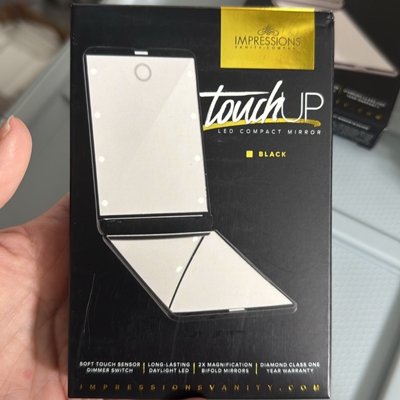 Impressions Touch Up LED Compact Mirror - Picture 3 of 4